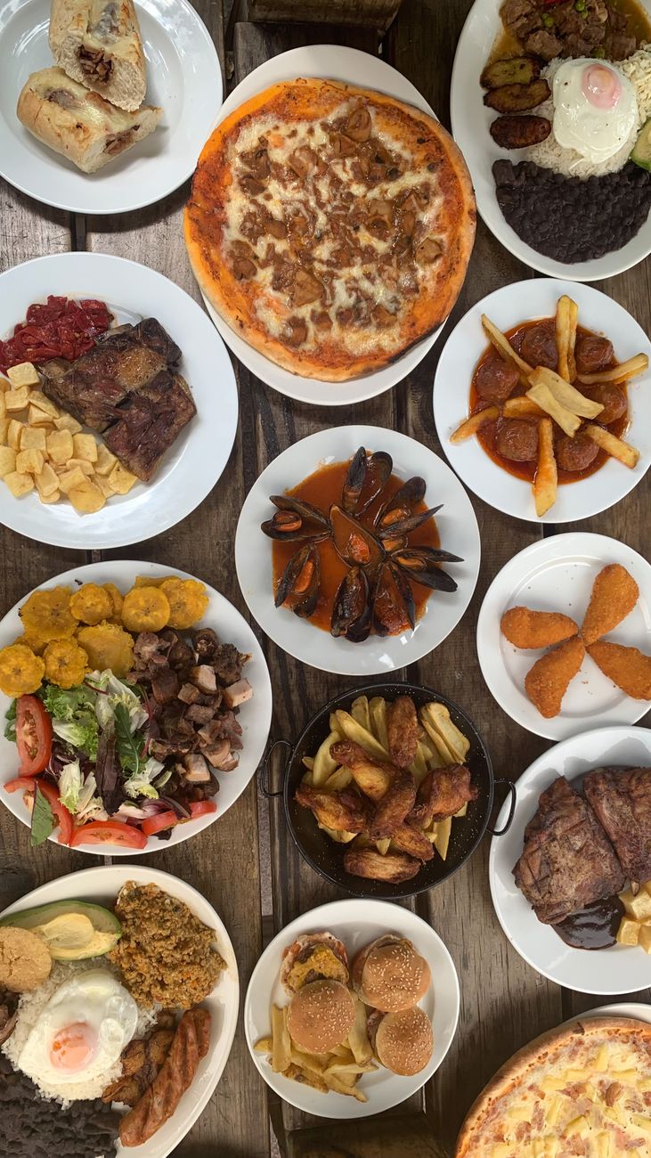 Variedad de platos y comidas